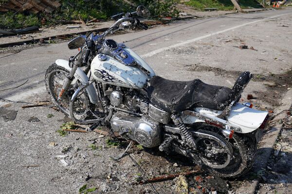 O que sobrou de moto após passagem de tornado em Jefferson City, capital do estado norte-americano de Missouri - Sputnik Brasil