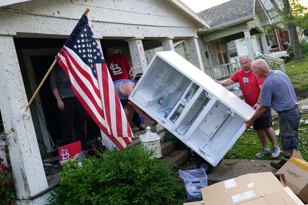 Moradores tentam salvar o que podem dos escombros causados por tornado em Jefferson City, capital do estado norte-americano de Missouri - Sputnik Brasil