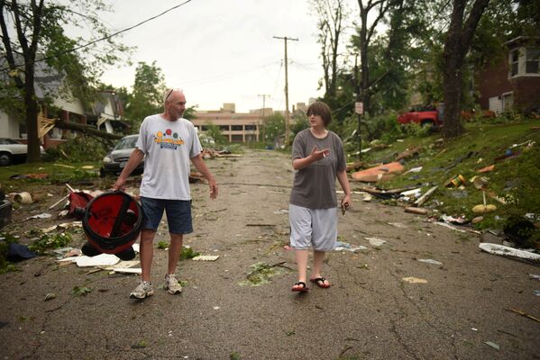 Norte-americanos passeiam por Jefferson City, cidade devastada por tornado - Sputnik Brasil
