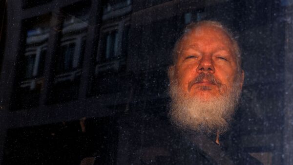 Fundador do WikiLeaks, Julian Assange, é visto saindo de delegacia em Londres - Sputnik Brasil