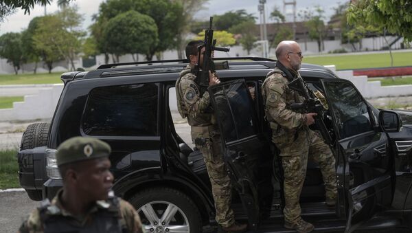 Oficiais da Polícia Federal escoltam carro do candidato Jair Bolsonaro (PSL-RJ) durante segundo turno das eleições presidenciais brasileiras, Rio de Janeiro, 28 de outubro de 2018 - Sputnik Brasil