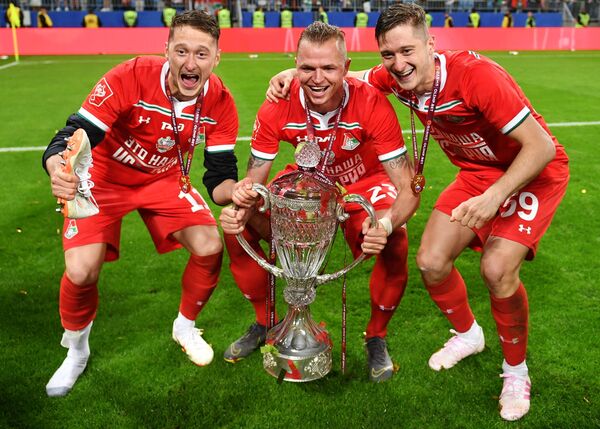 Jogadores do time russo de futebol Lokomotiv posam para foto depois de vencerem a Copa da Rússia - Sputnik Brasil