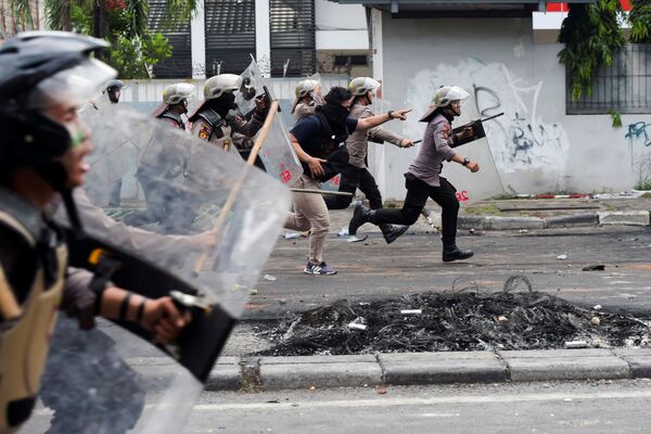 Polícia dispersa manifestantes em Jacarta, Indonésia, 22 de maio de 2019 - Sputnik Brasil