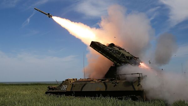 Sistema lançador de mísseis antiaéreos Strela-10M3 faz disparos em campo de treinamento na região russa de Krasnodar - Sputnik Brasil
