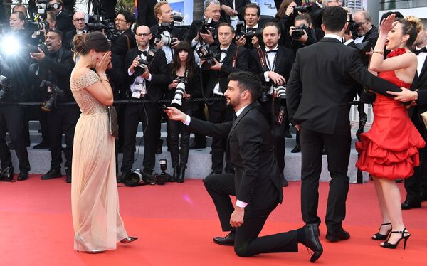 Proposta de casamento sendo feita no tapete vermelho durante o 72º Festival Internacional de Cinema de Cannes - Sputnik Brasil