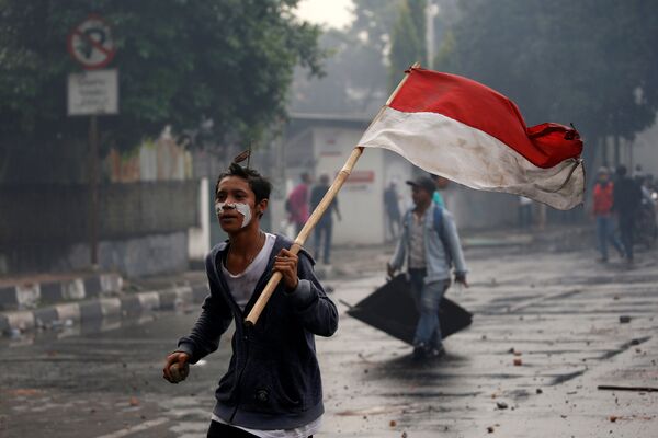Manifestante carrega bandeira nacional da Indonésia durante protesto após anúncio dos resultados oficiais das eleições, em Jacarta, Indonésia, 22 de maio de 2019 - Sputnik Brasil