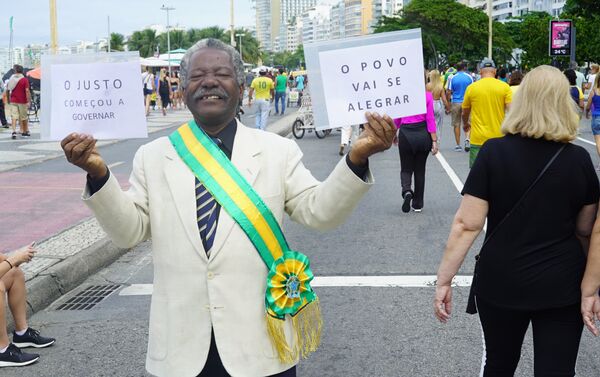 O aposentado Ananias de Souza se fantasia de presidente. Ele diz ter votado em Jair Bolsonaro porque espera ver o povo feliz de novo. - Sputnik Brasil