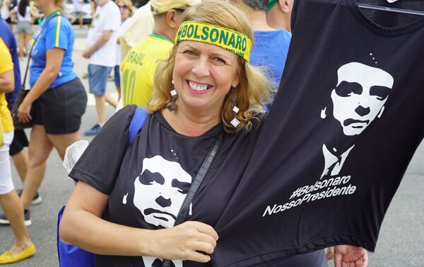 A estilista Diana de Paula diz ter feito campanha para Bolsonaro durante as eleições no ano passado. Responsável pela mãe já debilitada e por uma irmã com deficiência, ela chama o presidente de mito e diz que o PSLista só fala verdades. - Sputnik Brasil