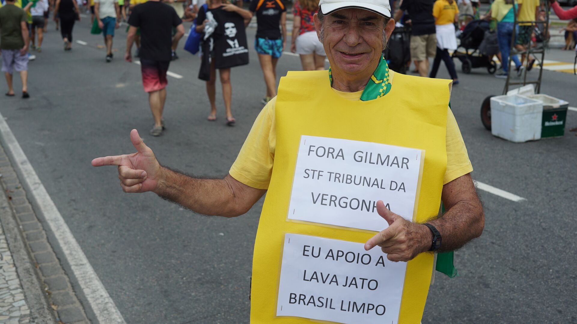 Apoiador do presidente Jair Bolsonaro é fotografado usando placa com frases críticas ao ministro do STF, Gilmar Mendes. - Sputnik Brasil, 1920, 09.12.2022