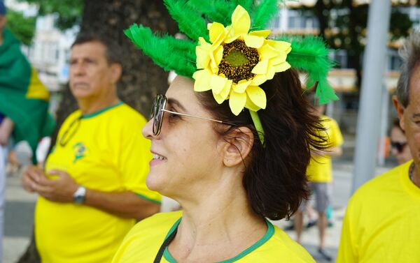 Apoiadora do presidente Jair Bolsonaro usa um arranjo de flor no cabelo com as cores do Brasil. - Sputnik Brasil