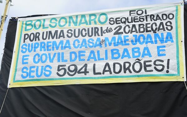 Cartaz em carro de som critica o Supremo e o Congresso: Bolsonaro foi sequestrado por uma sucuri de 2 cabeças: Suprema Casa da Mãe Joana e o covil de Alibaba e seus 594 ladrões!. - Sputnik Brasil