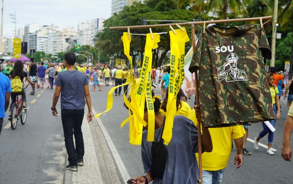 Ambulante comercializa camisas e faixas de apoio ao presidente Jair Bolsonaro. - Sputnik Brasil