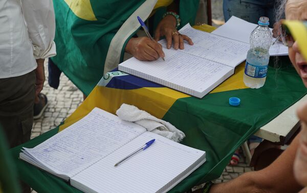 Manifestantes em Copacabana coletam assinaturas pelo fechamento do Supremo Tribunal Federal. - Sputnik Brasil
