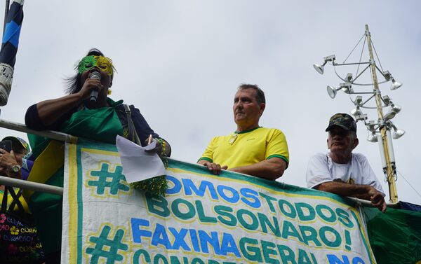 Manifestante grita palavras de ordem em cima de um trio na Praia de Copacabana, no posto 4. - Sputnik Brasil