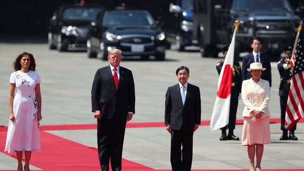U.S. President Donald Trump and first lady Melania Trump stand next to Japan's Emperor Naruhito and Empress Masako at the Imperial Palace in Tokyo, Japan May 27, 2019. REUTERS/Jonathan Ernst - Sputnik Brasil