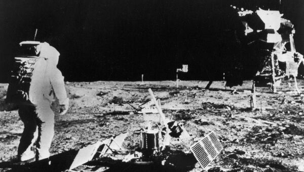 Astronauta da nave espacial americana Apollo 11 na superfície da Lua (imagem de arquivo) - Sputnik Brasil