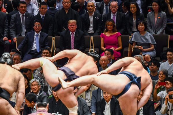 O presidente americano Donald Trump e a primeira-dama dos EUA Melania Trump ao lado do primeiro-ministro japonês Shinzo Abe e sua esposa em uma apresentação de sumô em Tóquio - Sputnik Brasil