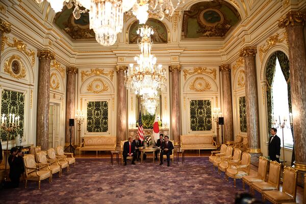 Donald Trump e Shinzo Abe em reunião bilateral no Palácio Akasaka em Tóquio - Sputnik Brasil
