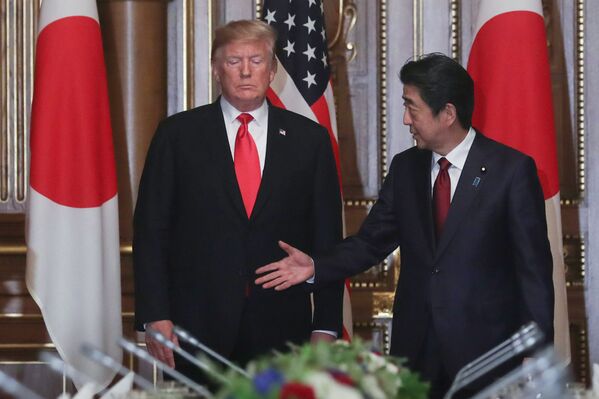 Donald Trump e Shinzo Abe em frente às bandeiras dos dois países - Sputnik Brasil