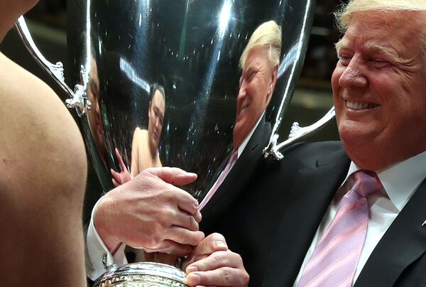 Presidente dos EUA, Donald Trump, na cerimônia de premiação no Torneio Grande Sumô de Verão em Tóquio - Sputnik Brasil