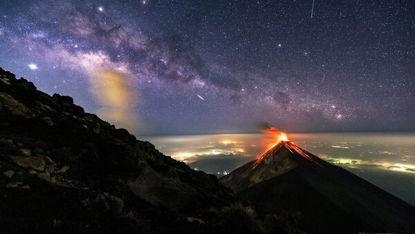 Imagem mostra vulcão em erupção sob a Via Láctea, Guatemala, 27 de maio de 2019 - Sputnik Brasil