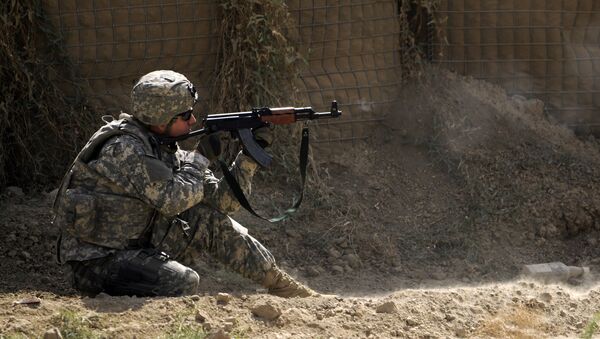 Soldado dos EUA com fuzis de assalto AK-47 Kalashnikov (imagem referencial) - Sputnik Brasil
