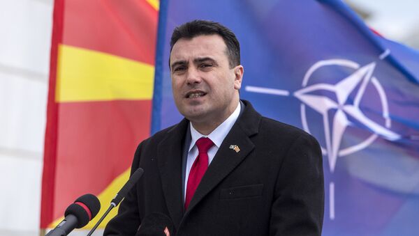 O primeiro-ministro da Macedônia, Zoran Zaev, se dirige à nação durante uma cerimônia oficial de hasteamento da bandeira da OTAN em frente à sede do governo da Macedônia. - Sputnik Brasil