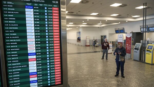 Tela de informações na sala de embarque do Aeroparque Jorge Newbery, na Argentina, mostra que todos os voos estão cancelados (imagem referencial) - Sputnik Brasil