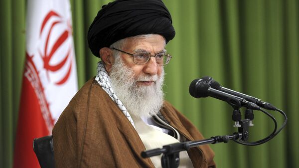 O líder supremo do Irã, Aiatolá Ali Khamenei fala em uma reunião em Teerã (arquivo) - Sputnik Brasil