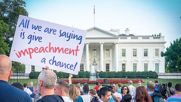 Tudo que estamos dizendo é: dê uma chance ao [processo de] impeachment, lê-se em placa durante protesto em frente à Casa Branca. - Sputnik Brasil