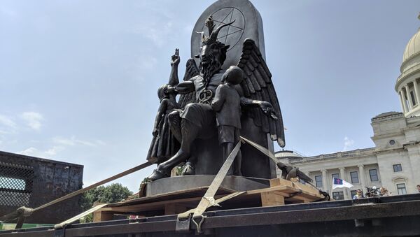 O Templo Satânico apresenta ao público sua estátua de Baphomet durante manifestação em defesa da Primeira Emenda em Little Rock, Arkansas. - Sputnik Brasil