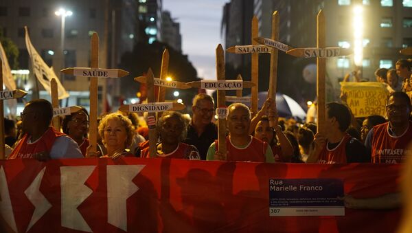 Manifestantes protestam no Rio contra cortes na educação e medidas do governo Bolsonaro, 30 de maio - Sputnik Brasil