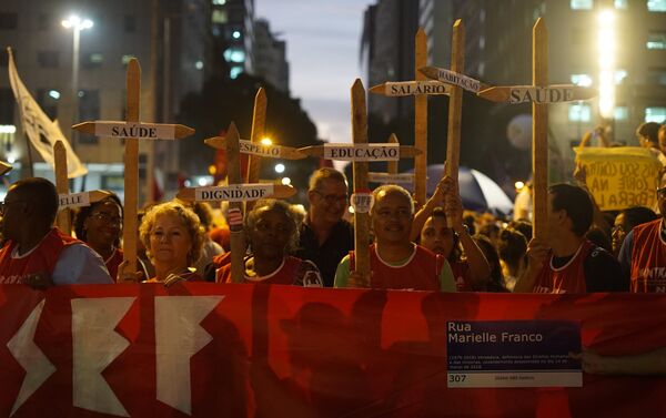 Manifestantes protestam no Rio contra cortes na educação e medidas do governo Bolsonaro, 30 de maio - Sputnik Brasil