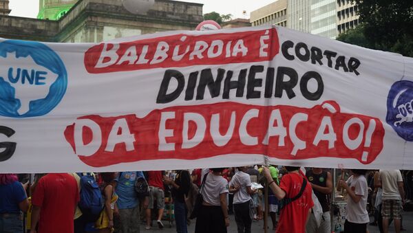 'Balbúrdia é cortar dinheiro da educação': manifestantes no centro do Rio protestam contra cortes do governo, 30 de maio - Sputnik Brasil