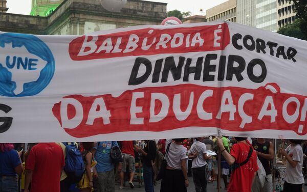 'Balbúrdia é cortar dinheiro da educação': manifestantes no centro do Rio protestam contra cortes do governo, 30 de maio - Sputnik Brasil