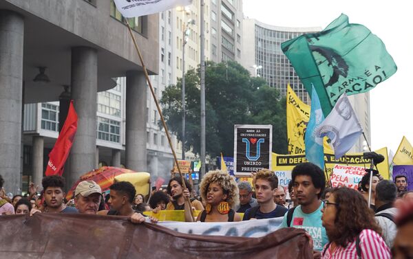 Manifestantes se concentraram ao redor da Igreja da Candelária, no centro do Rio de Janeiro, 30 de maio - Sputnik Brasil