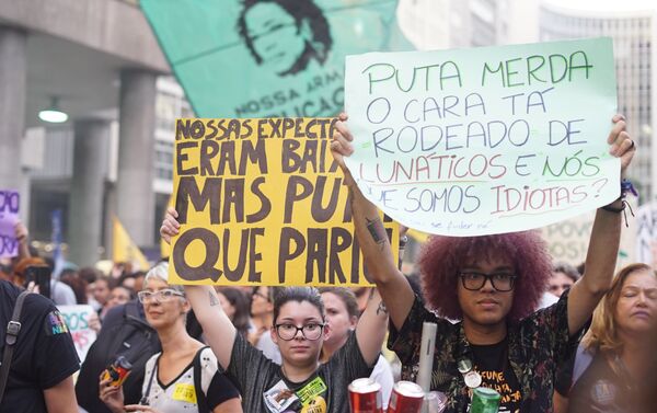 Ato contra os cortes do governo Bolsonaro tomaram as ruas do centro do Rio em 30 de maio - Sputnik Brasil