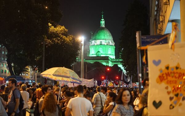 Depois da concentração em torno da Igreja da Candelária, a manifestação seguiu, de forma pacífica, em passeata pela avenida Rio Branco até a praça da Cinelândia - Sputnik Brasil