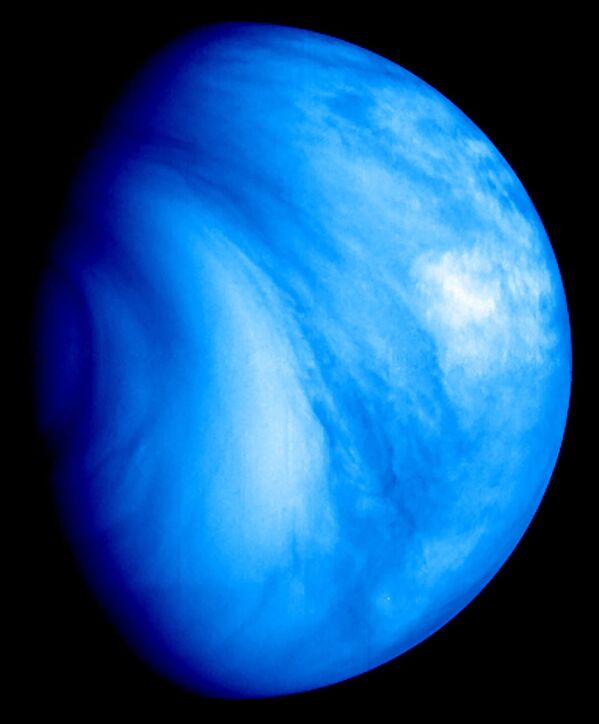 Vênus – o segundo planeta do Sistema Solar – é coberto por uma camada opaca de nuvens de ácido sulfúrico altamente reflexivas, impedindo que a sua superfície seja vista do espaço - Sputnik Brasil