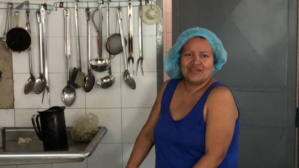 Lilibet disse que no Colégio Peru de Lacroix não havia água no dia em que estava falando com Sputnik, mas ela ainda carrega enormes baldes para poder fazer seu trabalho como cozinheira do país - Sputnik Brasil