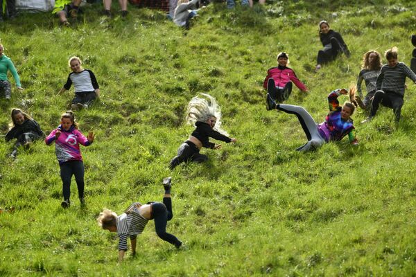 Corrida do Queijo – um evento anual realizado no mês de maio em Cooper's Hill, perto de Cheltenham e Gloucester, Inglaterra - Sputnik Brasil