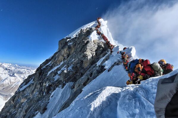 Alpinistas esperam na fila durante subida para o monte Everest - Sputnik Brasil