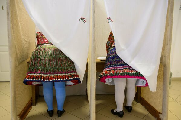 Mulheres húngaras em trajes tradicionais votam nas eleições para o Parlamento Europeu - Sputnik Brasil
