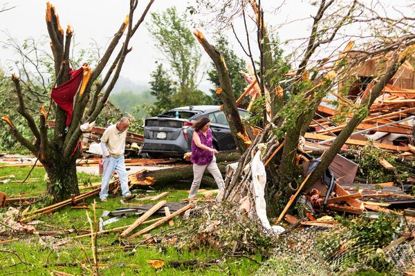 Consequências do tornado devastador que atingiu a cidade americana de Linwood, Kansas - Sputnik Brasil