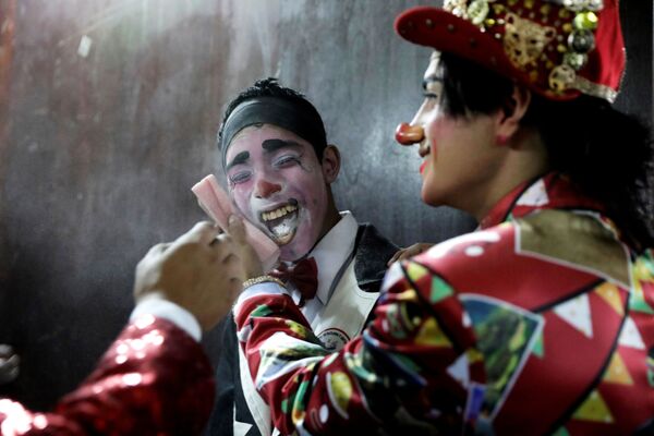 Atores se apresentam no desfile dedicado ao Dia do Palhaço, no Peru - Sputnik Brasil