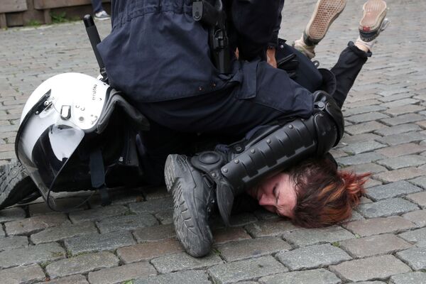 Policial detém uma manifestante dos coletes amarelos no decurso dos protestos em Bruxelas, no último dia das eleições para o Parlamento Europeu - Sputnik Brasil