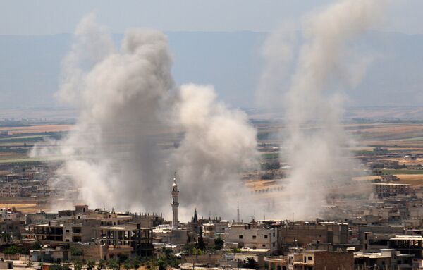 Fumaça se levantando após as forças governamentais da Síria bombardearam povoações na província de Idlib, controlada por jihadistas - Sputnik Brasil