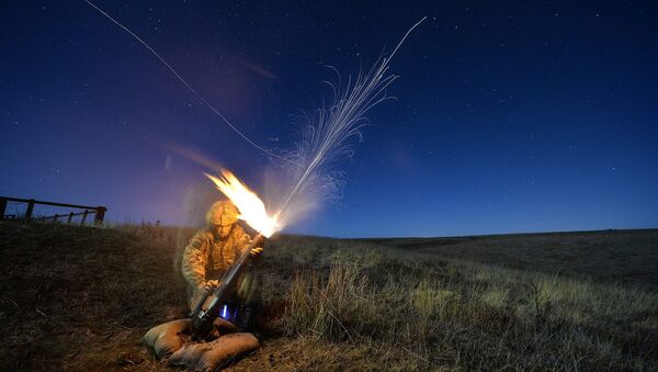 Paratrooper firing a mortar - Sputnik Brasil