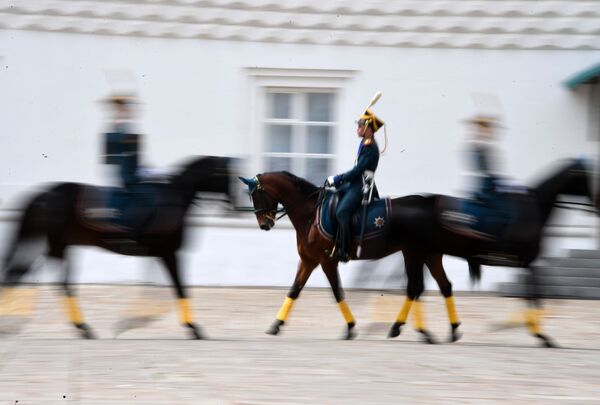 Cavalos em movimento durante a Cerimônia de Rendição da Guarda de Honra do Regimento Presidencial na Praça das Catedrais no Kremlin - Sputnik Brasil
