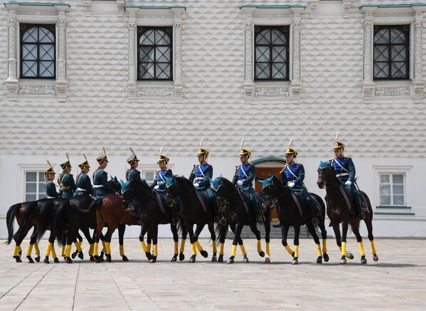 Cavaleiros da Guarda de Honra do Regimento Presidencial da Rússia demonstraram elementos do carrossel a cavalo na Praça das Catedrais no Kremlin - Sputnik Brasil